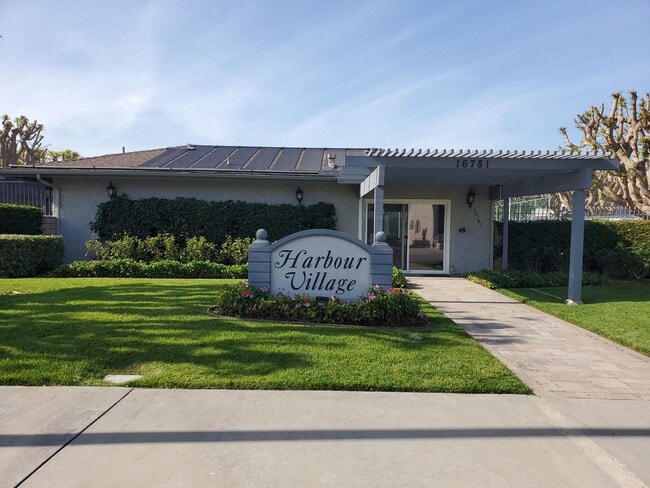 Building Photo - 4670 Ranchview Cir