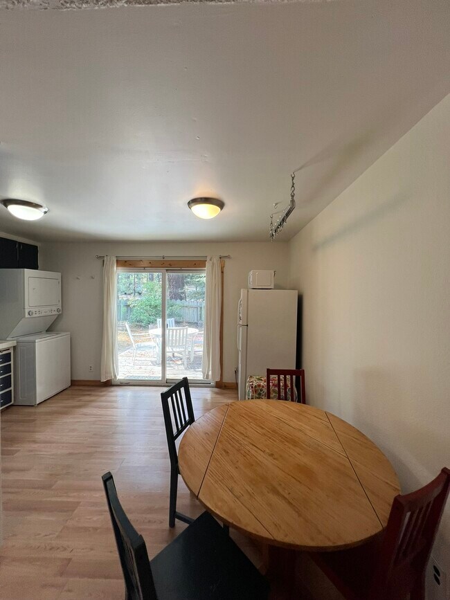 Building Photo - 654 Eloise Ave