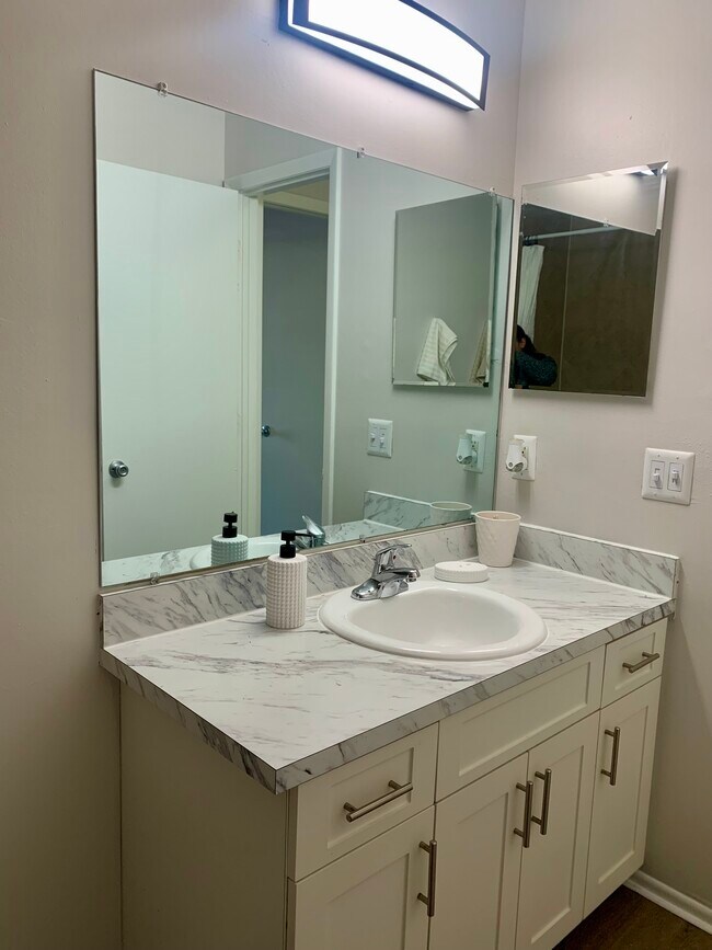 Building Photo - 2558 W Bird St