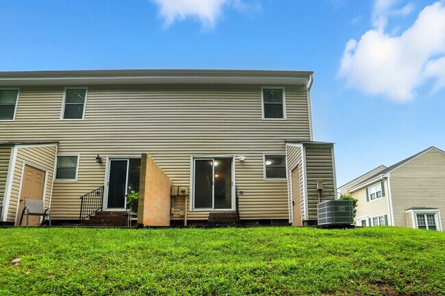 Building Photo - 1101 Surry Ln