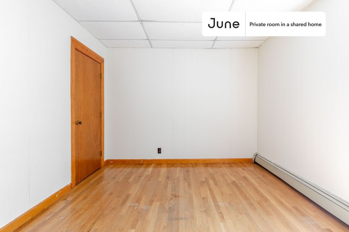 Building Photo - Room in Shared 5 bed/1 bath home