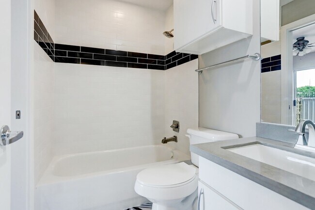 Building Photo - 835 Saulnier St