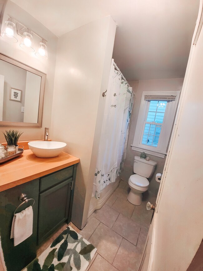 Building Photo - 8 N Ivy Ave