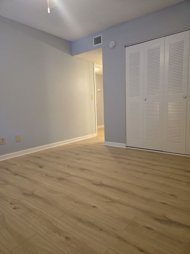 Building Photo - 160 Live Oak Woods Ct