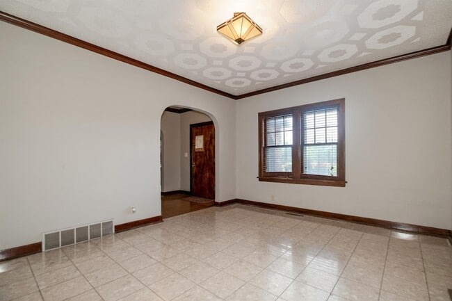 Building Photo - 1536 W 13th St N
