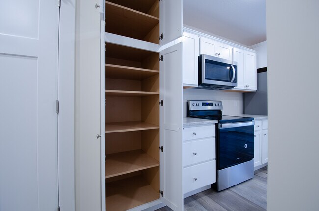Building Photo - 9250 Brook Hollow Ln