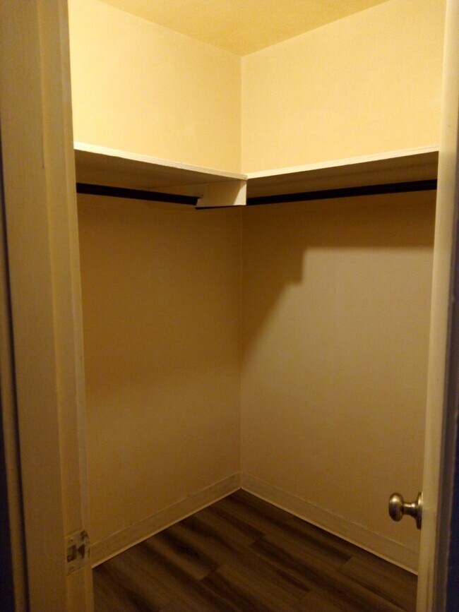 Building Photo - 1 bed, 1 Bath, Aug Special $400 credit Great Location off Joliet and 17th