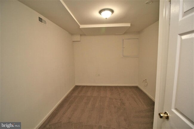 Building Photo - 118 Middle Point Ct