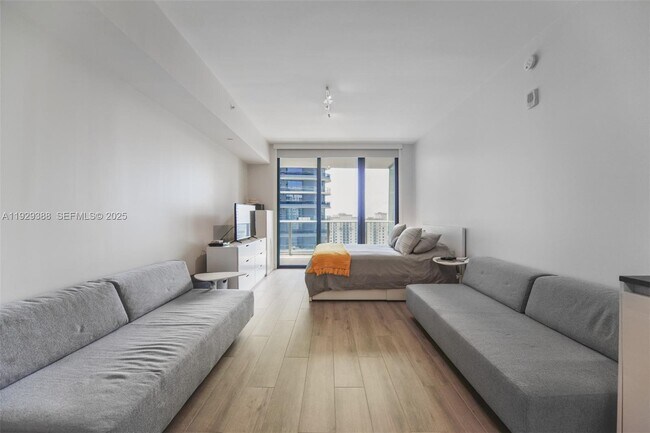 Building Photo - 1010 Brickell Ave