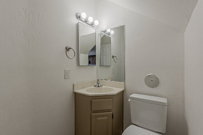 Building Photo - 1028 S Ash Ave