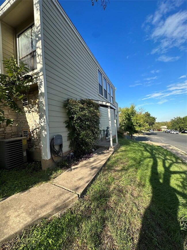 Building Photo - 6728 Lancret Hill Dr