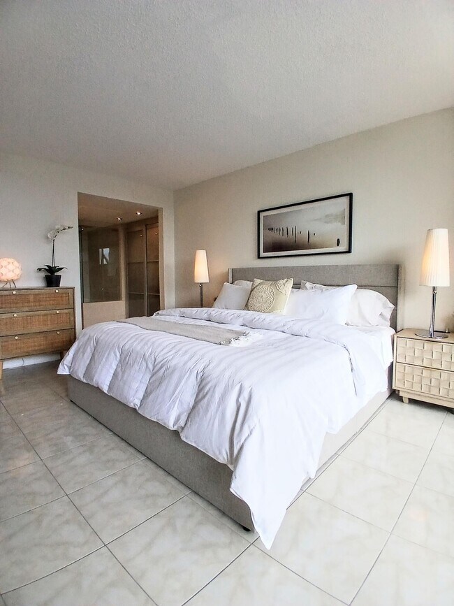 Building Photo - 1830 Embassy Dr