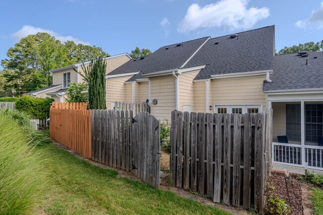 Building Photo - 2 Bed, 2 Bath SW Durham Townhome Near Duke and UNC * Mid or Long Term Rental