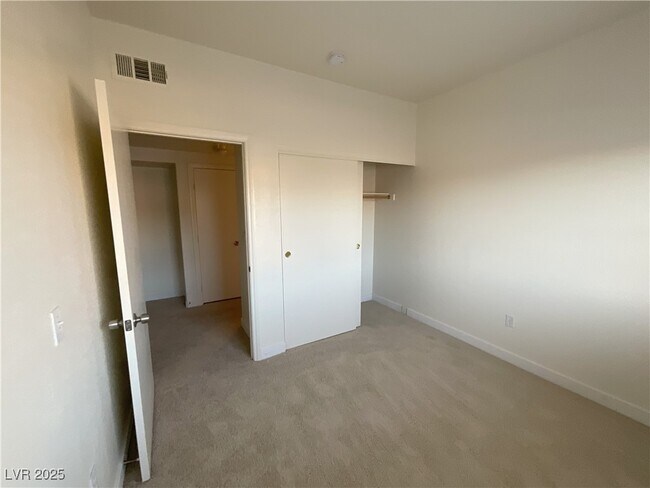 Building Photo - 3400 Cabana Dr