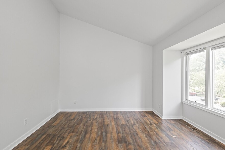 Building Photo - 12021 Shore View Dr