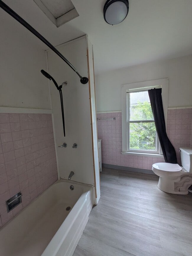 Building Photo - 2 bed 1 bath with 1st floor laundry and of...