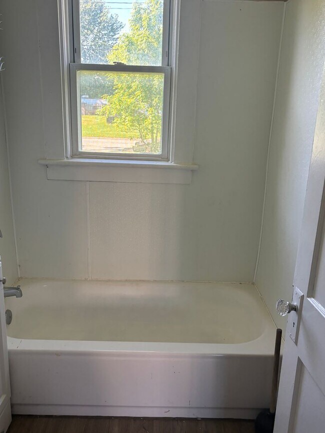 Building Photo - SECTION 8 and EDEN Accepted!! Newly Renova...