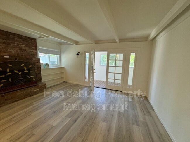 Building Photo - 2054 Madrone Ave