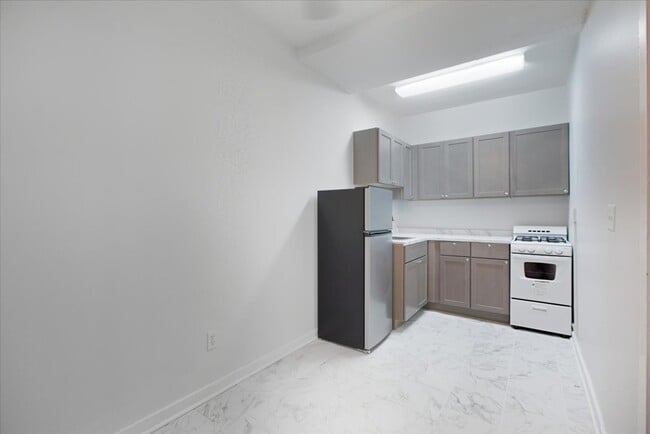 Building Photo - 3727 N Pine Grove Ave