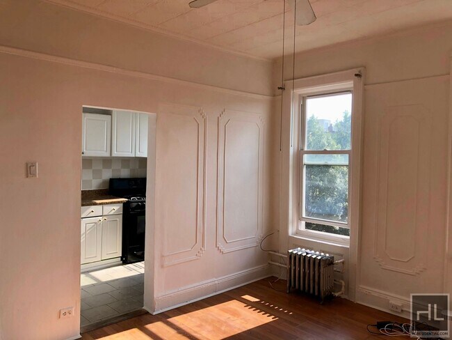 Building Photo - Top Floor Alcove Studio