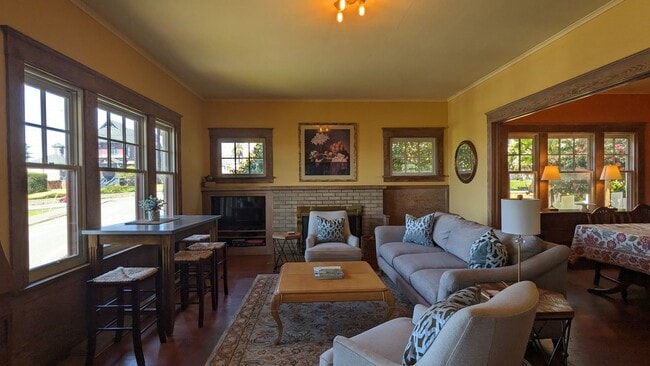 Building Photo - Furnished home, all utilities included!