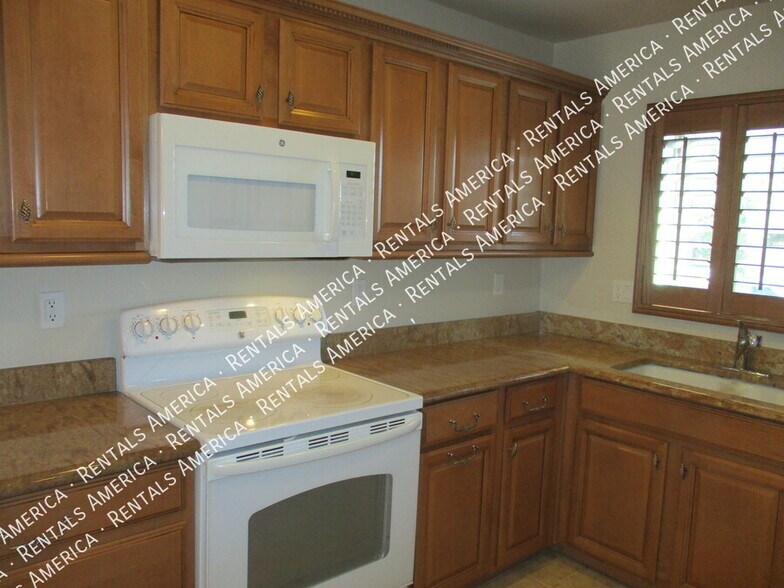 Building Photo - 1364 E Martha Dr