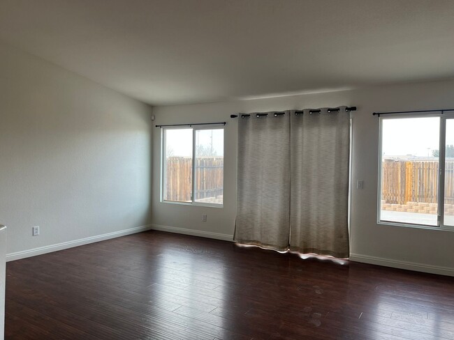 Building Photo - Home Available in Victorville!