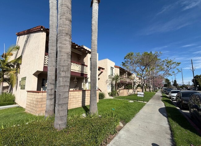 Building Photo - LA VETA MONTEREY COMPLEX ORANGE - 2 BEDROOM 2 BATH  $2,575