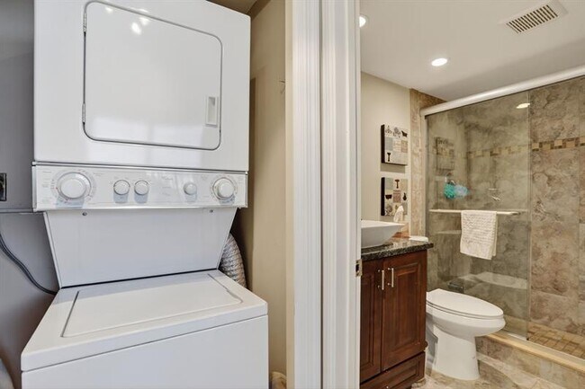 Building Photo - 605 Oaks Dr
