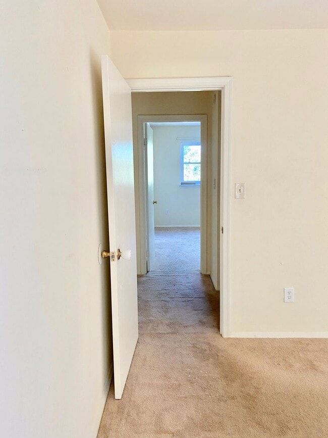 Building Photo - 2BD/1.5BA  Brick Townhouse  Washer/ Dryer Included!