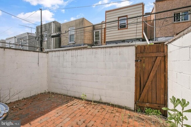 Building Photo - 356 Emily St