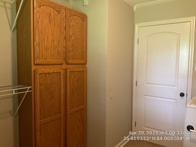 Building Photo - 3 Bedroom / 2.5 Bath House Available Now