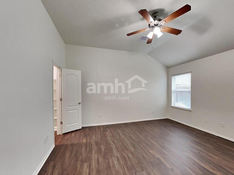 Building Photo - 7702 Summer Dale Dr