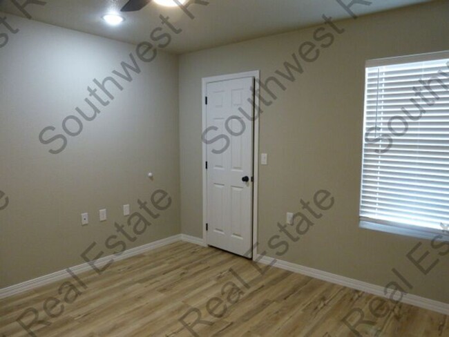 Building Photo - Beautiful 2 bed 2 bath 1 car Garage