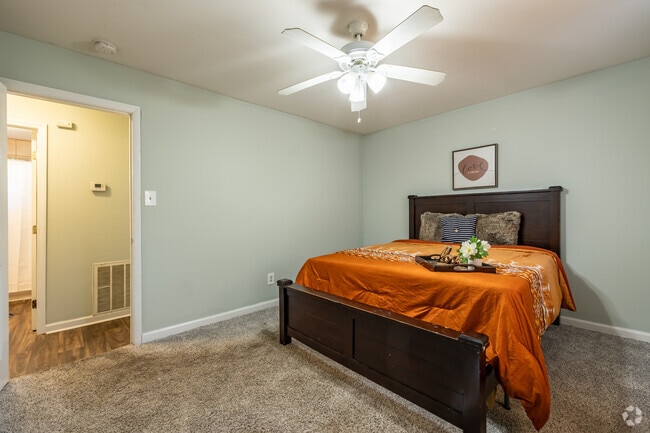 2BR, 1BA - 900SF - Platinum Oaks