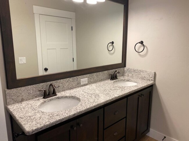 Building Photo - Saturn Townhomes