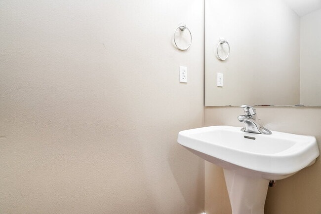 Building Photo - 23120 SE Black Nugget Rd