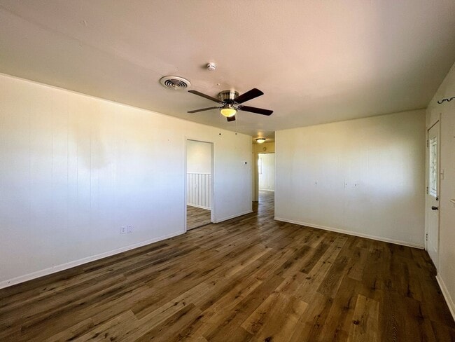 Building Photo - Cozy 3-Bedroom Home with Spacious Front Porch – Perfect for Small Families!