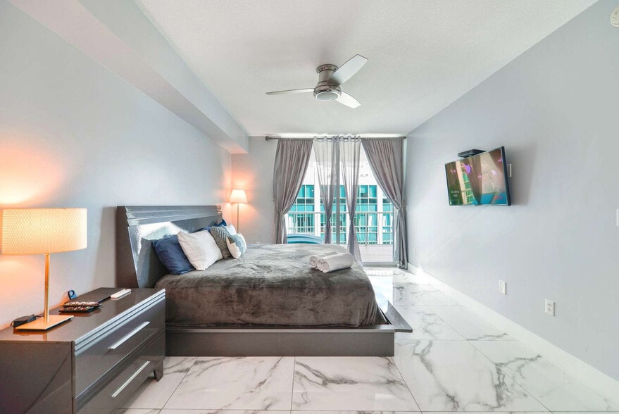 Building Photo - 1 SE 12th St