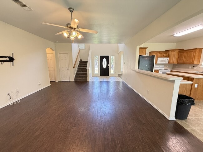Building Photo - 609 N Vinton Ave