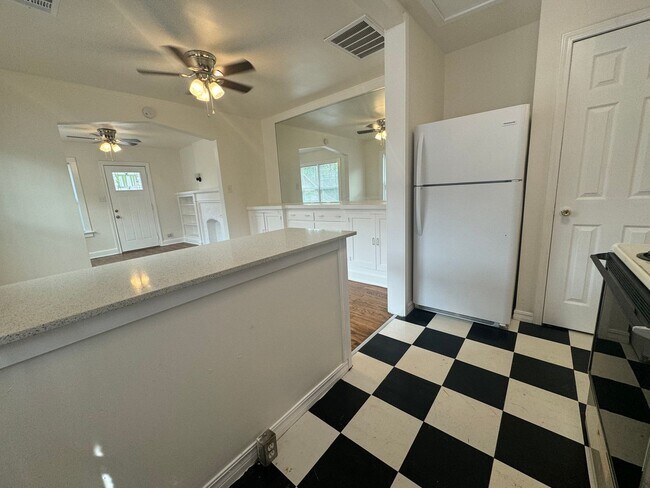 Building Photo - Adorable One bedroom One bathroom duplex l...