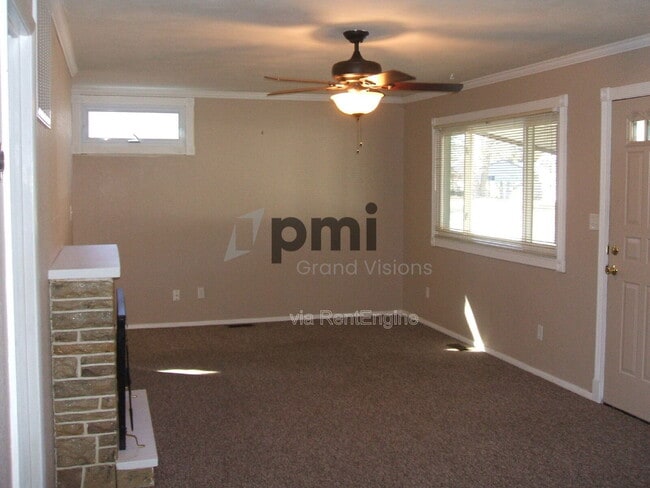 Building Photo - 2913 E Cardinal Dr