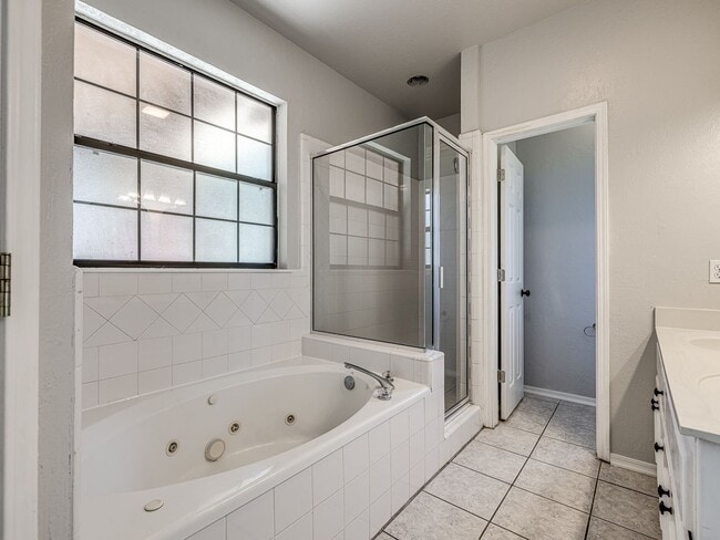 Building Photo - Beautifully remodeled home in Edmond + Edm...