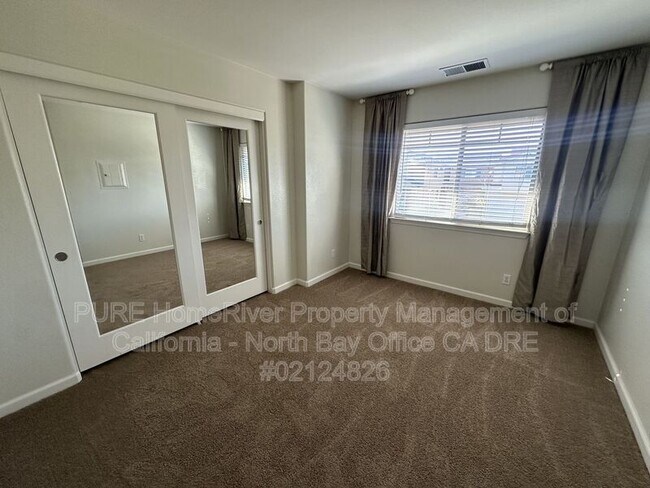 Building Photo - 2218 Versailles St