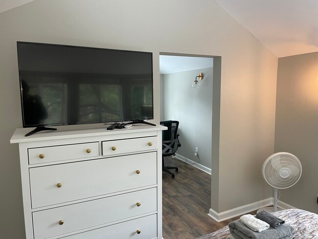 Large bedroom - 8255 Oak St