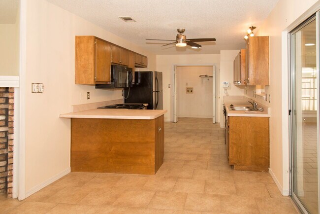 Building Photo - "Charming 3-Bedroom Retreat with 2 Full Baths in Mary Esther, FL!"