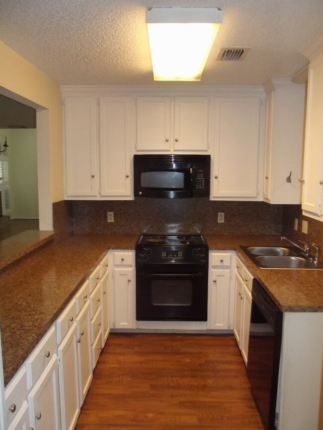 Building Photo - 2/2/2 Townhouse in Southwest Lubbock