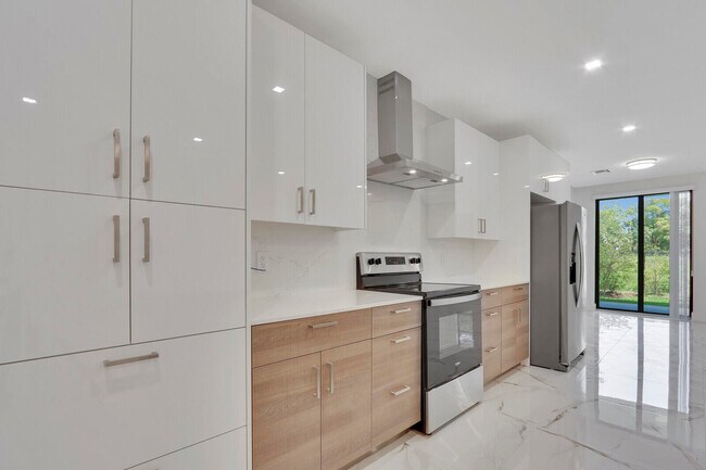 Building Photo - 400 Bella Sol Way