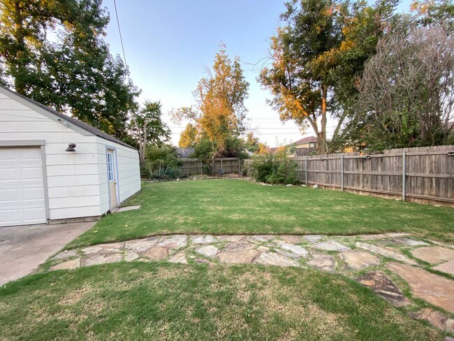 Building Photo - 2 Bedroom 2 Bathroom plus Bonus Room with ALL Appliances Included