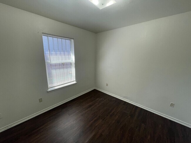 Building Photo - Dallas home over 1200 sqft!